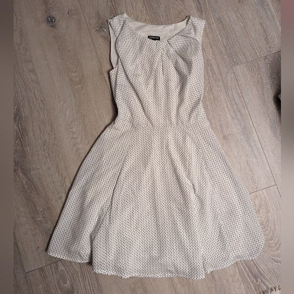 Express dress - Picture 1 of 2